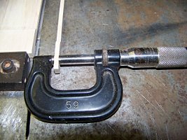 Sliding table saw with magnetic fence